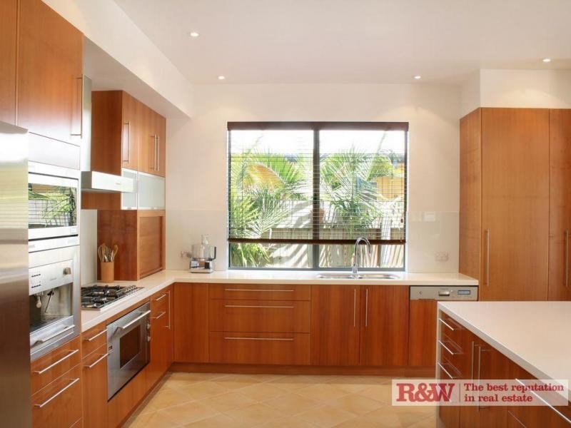 8 Dolphin Crescent, Noosaville QLD 4566