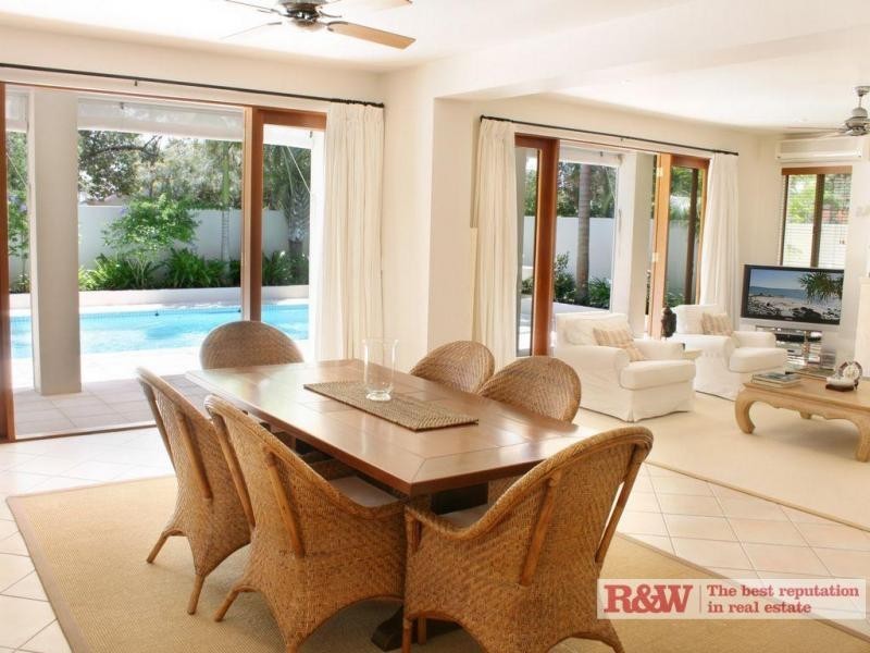 8 Dolphin Crescent, Noosaville QLD 4566