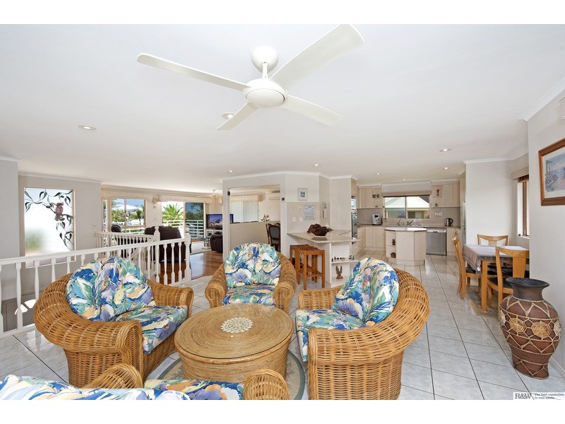 5 Tropicana Rise, Castaways Beach QLD 4567