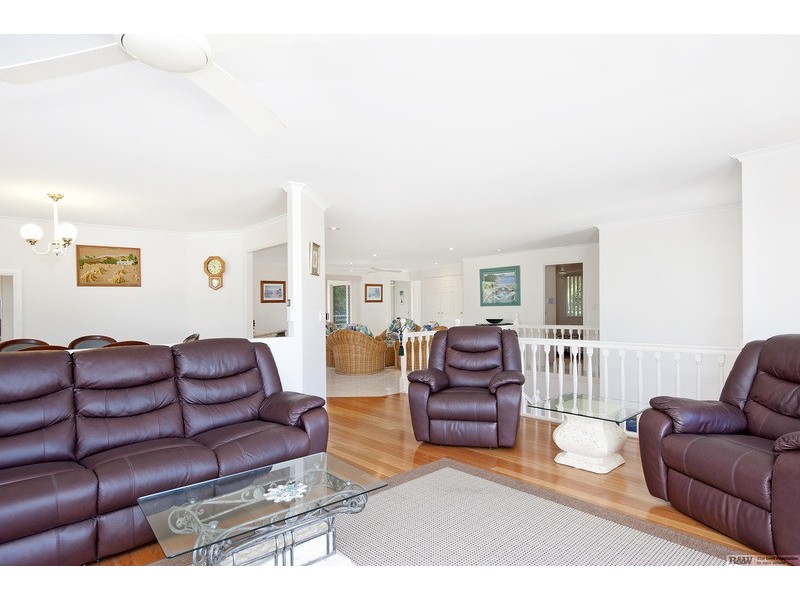 5 Tropicana Rise, Castaways Beach QLD 4567