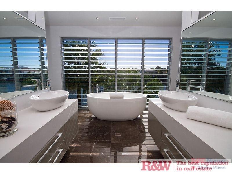 16 Seahorse Place, Noosa Waters QLD 4566