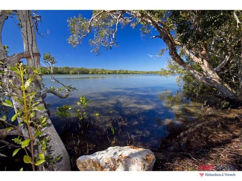 135 Lake Weyba Drive, Noosaville QLD 4566