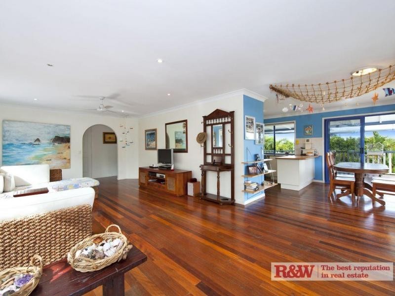6 Bowsprit Place, Sunrise Beach QLD 4567