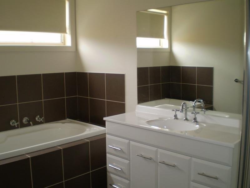 26 Wakenshaw Crescent, Pakenham VIC 3810