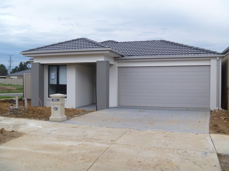 5 Hamish Avenue, Pakenham VIC 3810