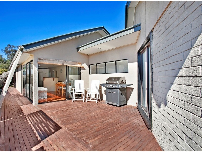 16 Longfellow Avenue, Mooroolbark VIC 3138