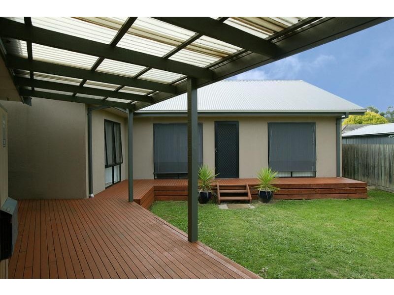 16 Longfellow Avenue, Mooroolbark VIC 3138