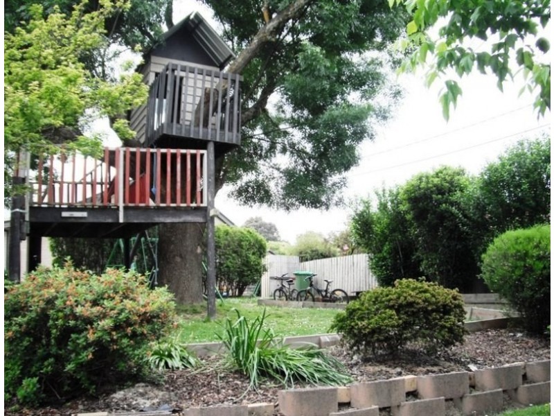 16 Longfellow Avenue, Mooroolbark VIC 3138