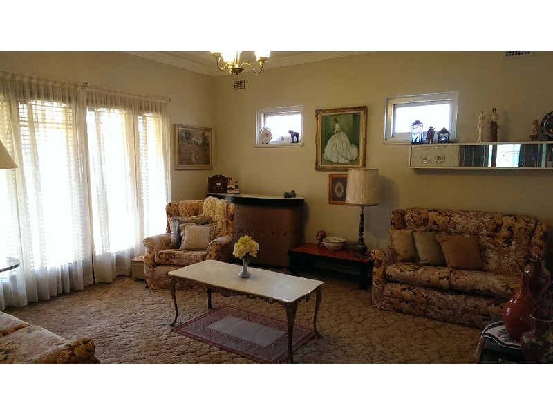 10 Gnarbo Avenue, Carss Park NSW 2221