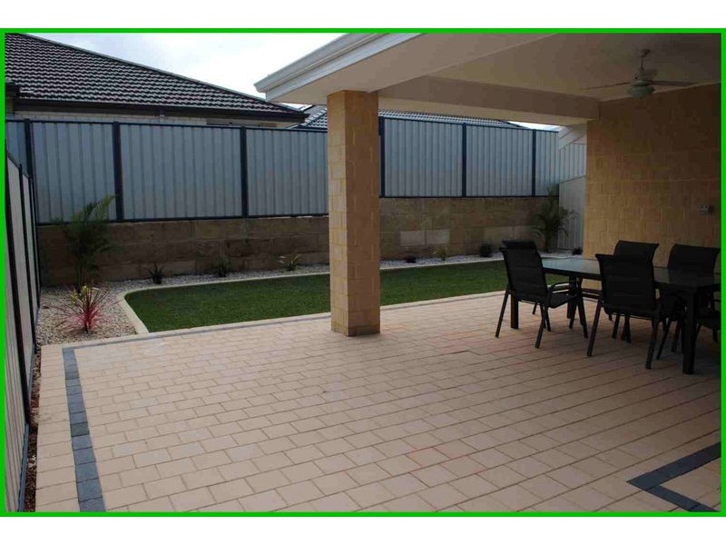 16 Scottsdale Turn, Meadow Springs WA 6210