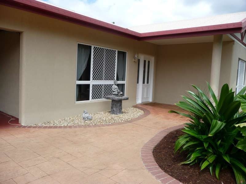 8 Raphis Close, Kamerunga QLD 4870