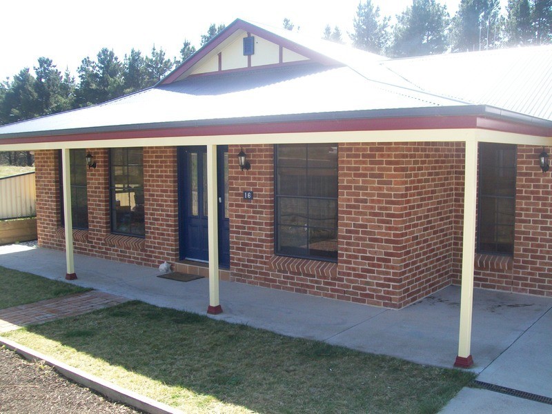 16 Johnston Cres, Blayney NSW 2799