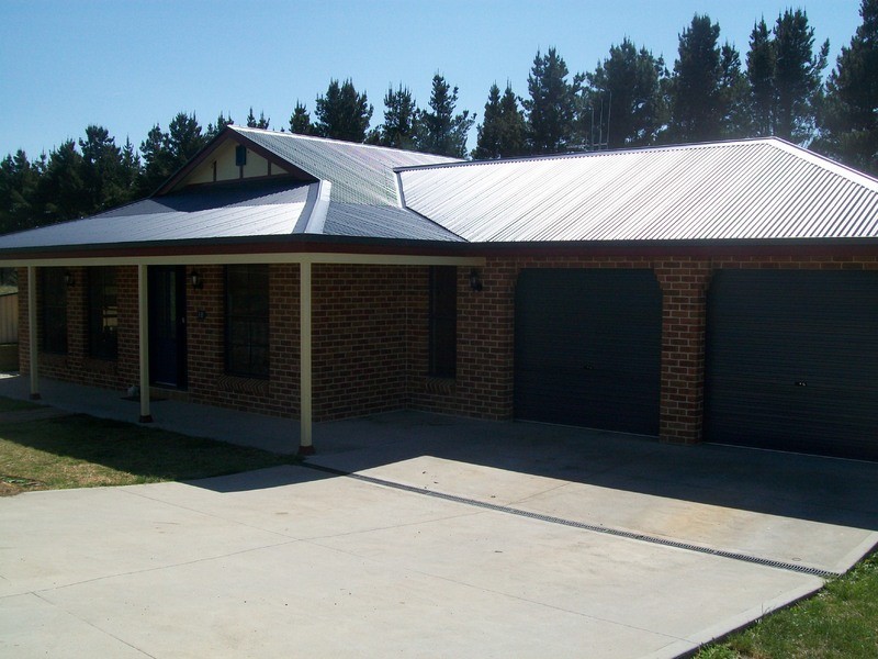 16 Johnston Cres, Blayney NSW 2799