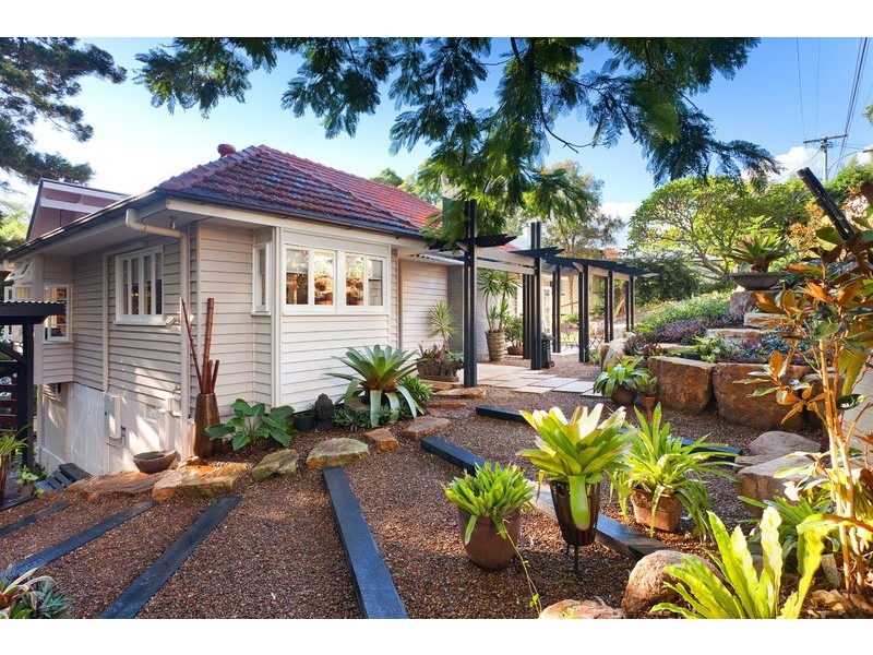 17 Mervyn Grove, St Lucia QLD 4067