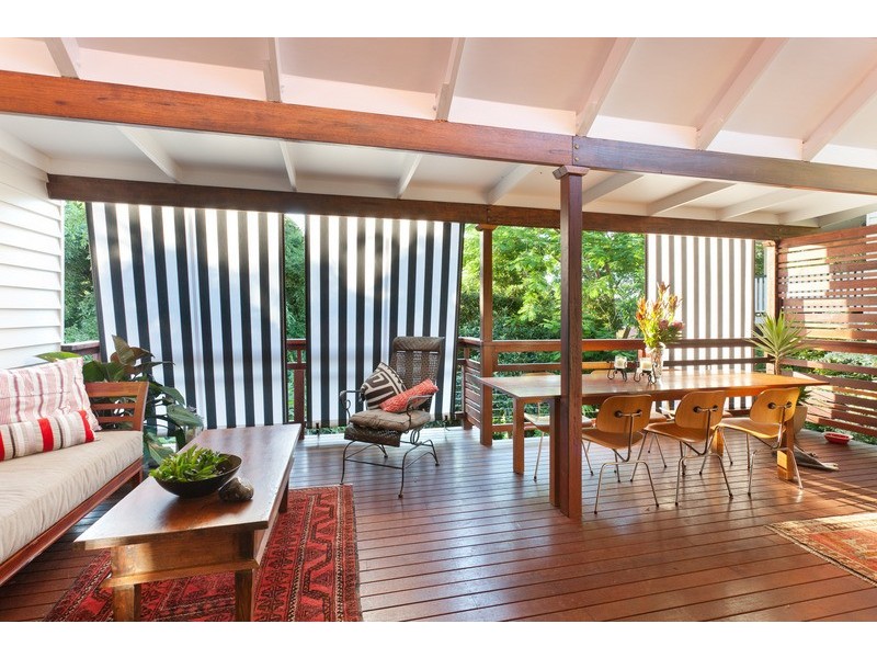 17 Mervyn Grove, St Lucia QLD 4067