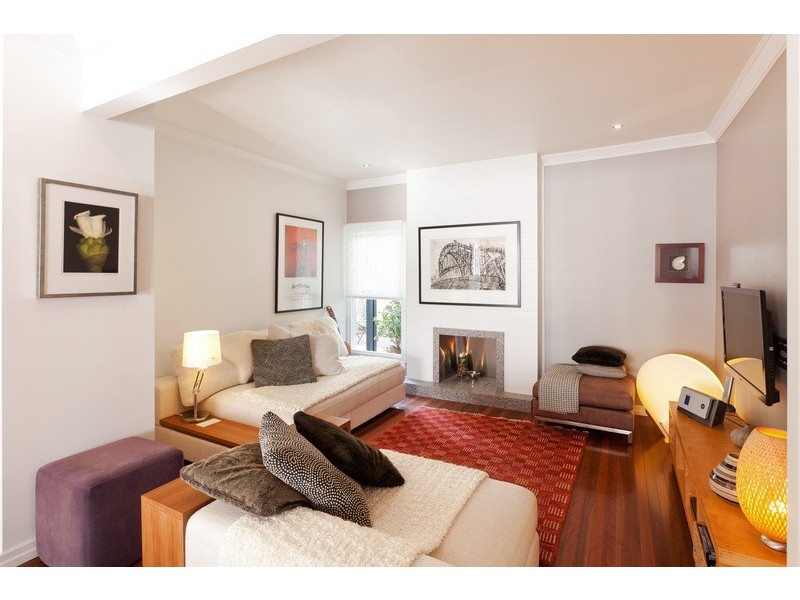 17 Mervyn Grove, St Lucia QLD 4067