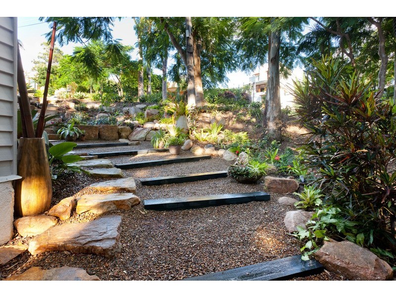 17 Mervyn Grove, St Lucia QLD 4067