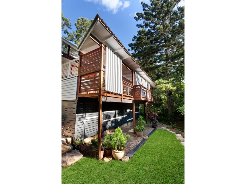 17 Mervyn Grove, St Lucia QLD 4067