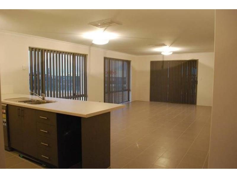 8 Clew Way, Jindalee WA 6036