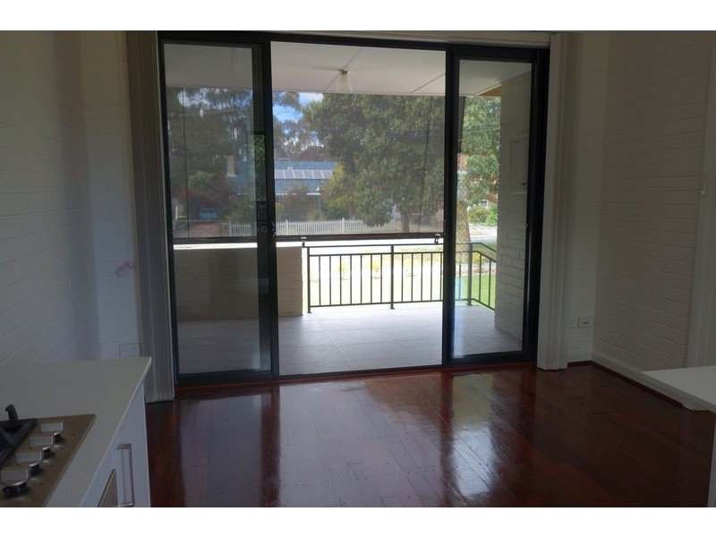 17B Bromley Road, Hilton WA 6163