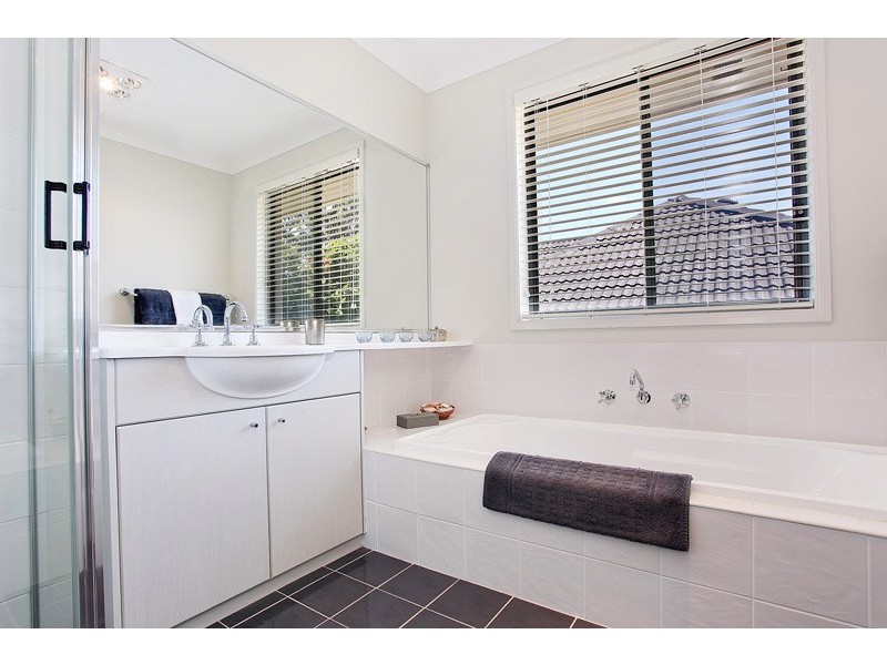 21 Warburton Close, Macquarie Hills NSW 2285