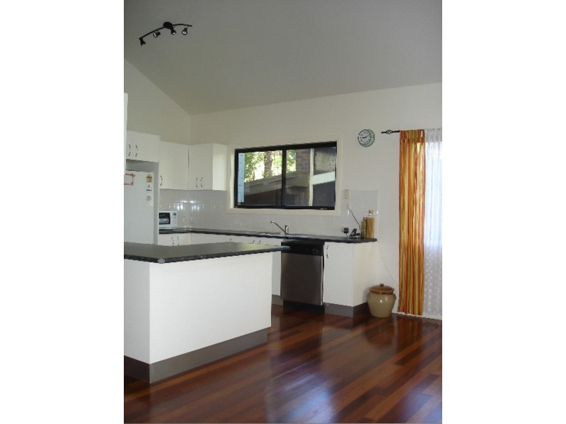 4 Bellevue Cres, North Avoca NSW 2260