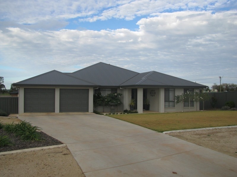 13 Hakea Drive, Coolamon NSW 2701
