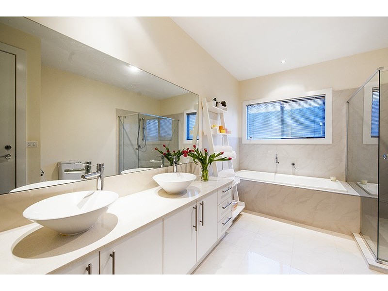 16 Lakeside Crescent, Maribyrnong VIC 3032