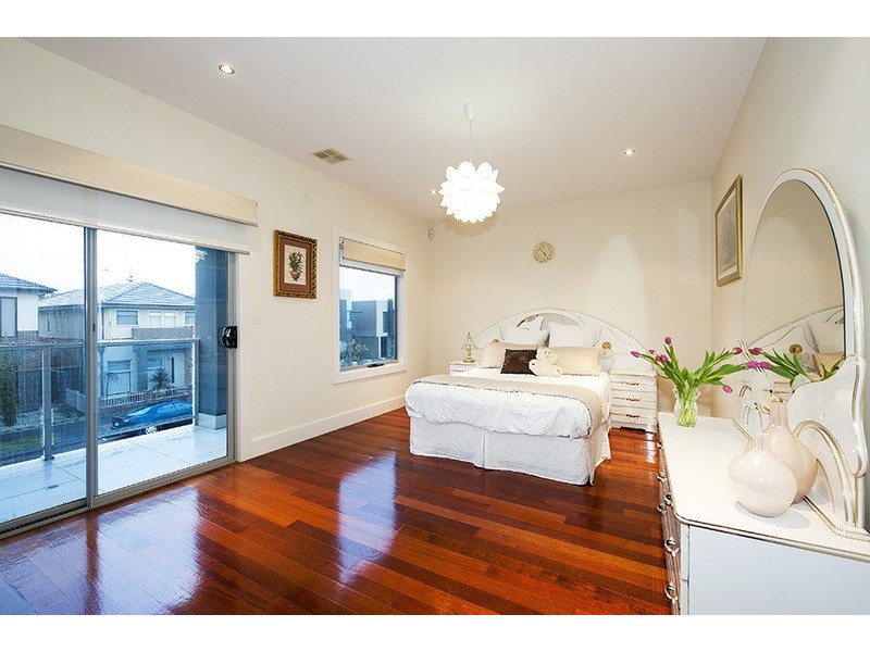 16 Lakeside Crescent, Maribyrnong VIC 3032