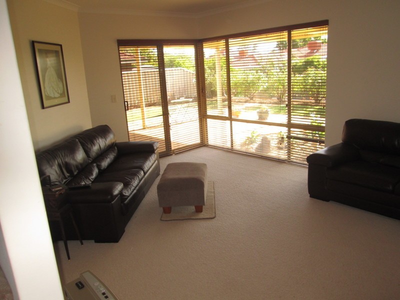 69 Castlegate Way, Woodvale WA 6026