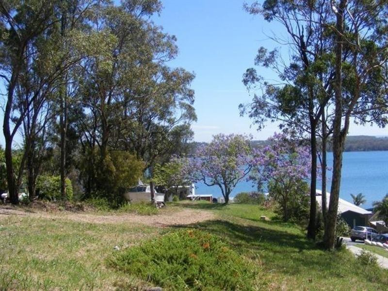 69 Coal Point Rd, Coal Point NSW 2283
