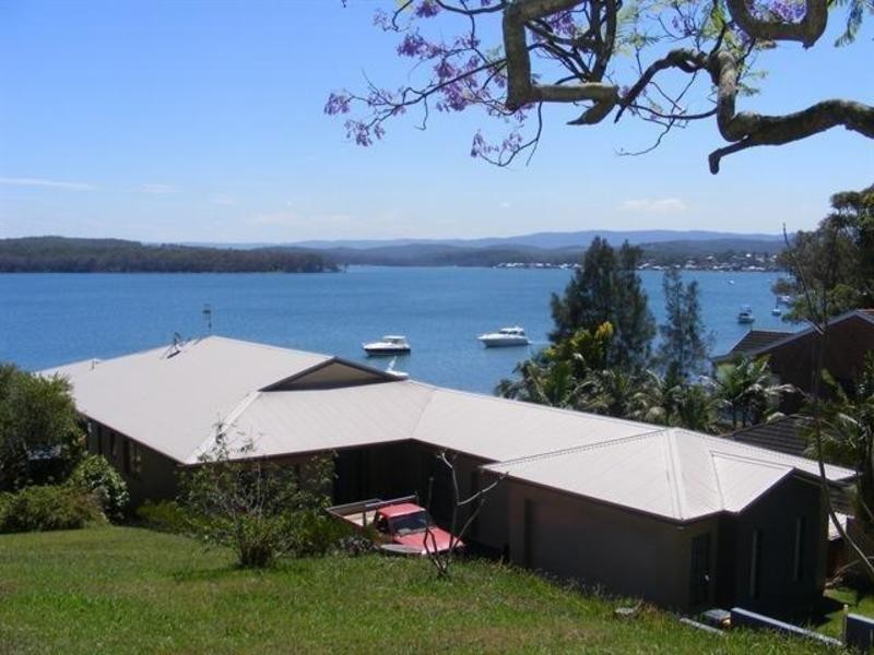 69 Coal Point Rd, Coal Point NSW 2283