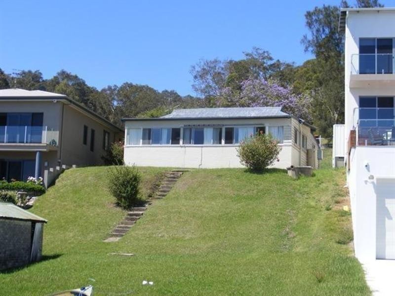 69 Coal Point Rd, Coal Point NSW 2283