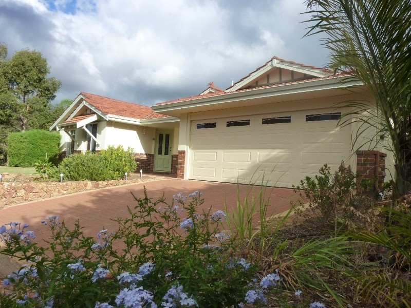 5 McPhee Court, Mundaring WA 6073