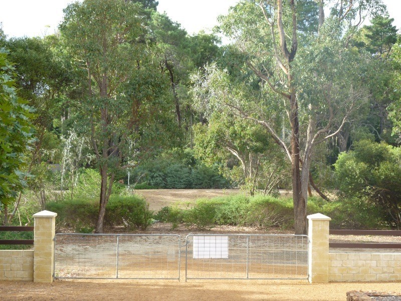 5 McPhee Court, Mundaring WA 6073