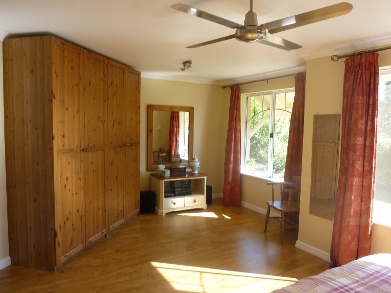 5 McPhee Court, Mundaring WA 6073