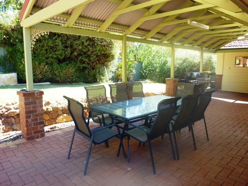 5 McPhee Court, Mundaring WA 6073