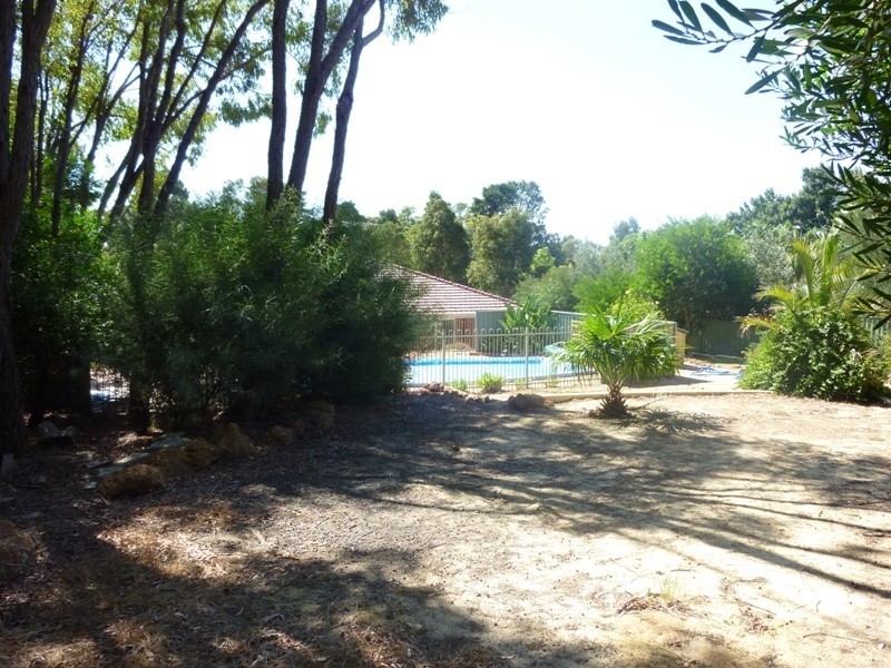 5 McPhee Court, Mundaring WA 6073