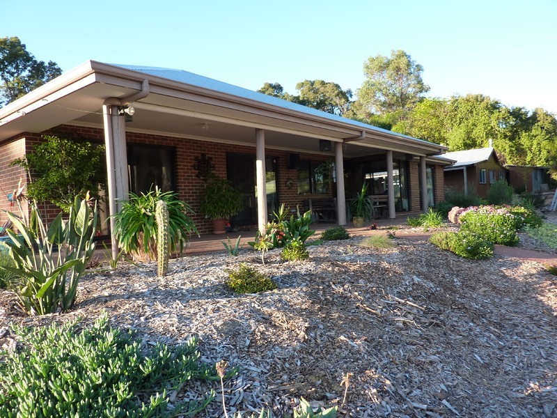 165 Lacey St, Sawyers Valley WA 6074