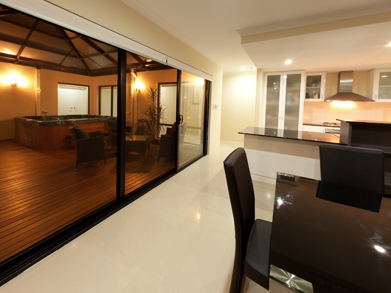 8 Pineknoll Gardens, Meadow Springs WA 6210