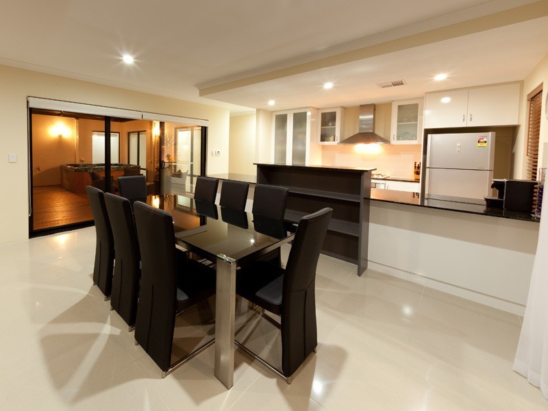 8 Pineknoll Gardens, Meadow Springs WA 6210