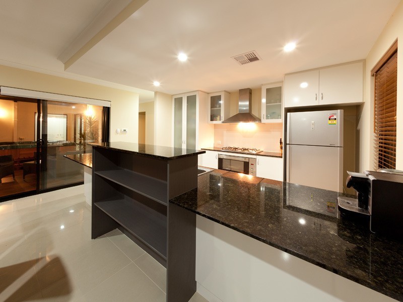 8 Pineknoll Gardens, Meadow Springs WA 6210