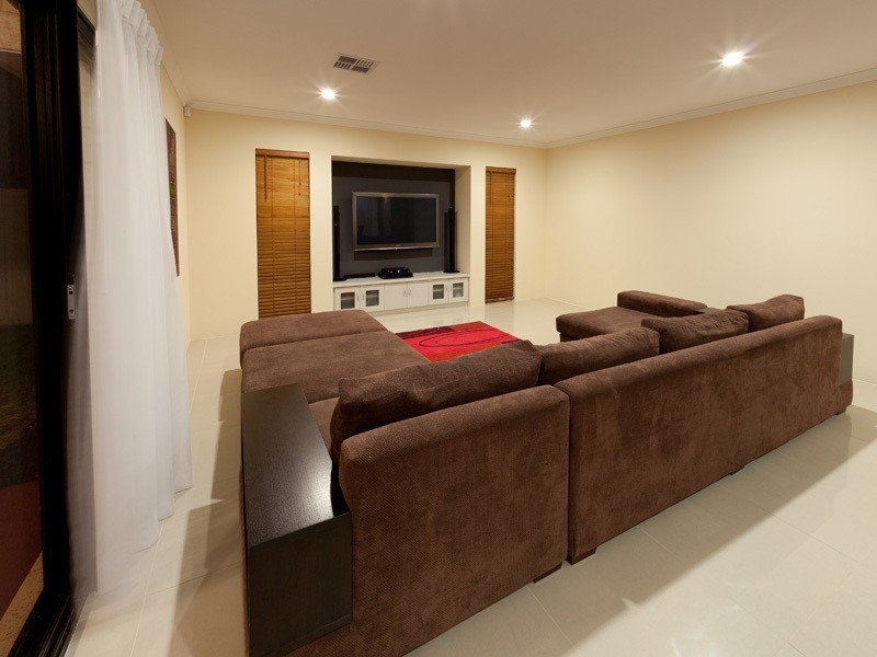 8 Pineknoll Gardens, Meadow Springs WA 6210