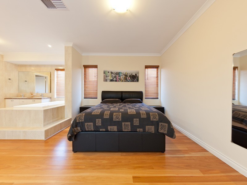 8 Pineknoll Gardens, Meadow Springs WA 6210