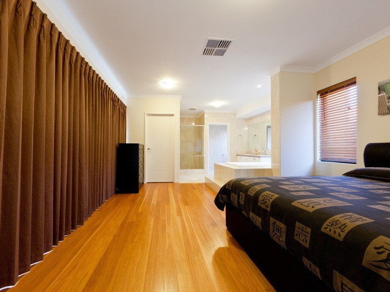 8 Pineknoll Gardens, Meadow Springs WA 6210