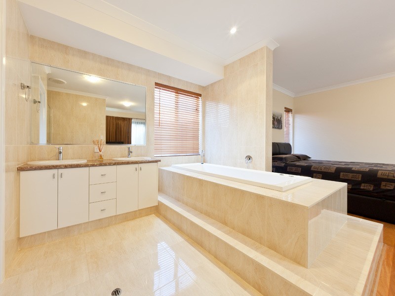 8 Pineknoll Gardens, Meadow Springs WA 6210