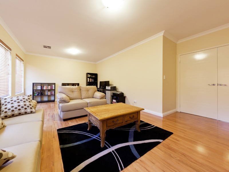 8 Pineknoll Gardens, Meadow Springs WA 6210