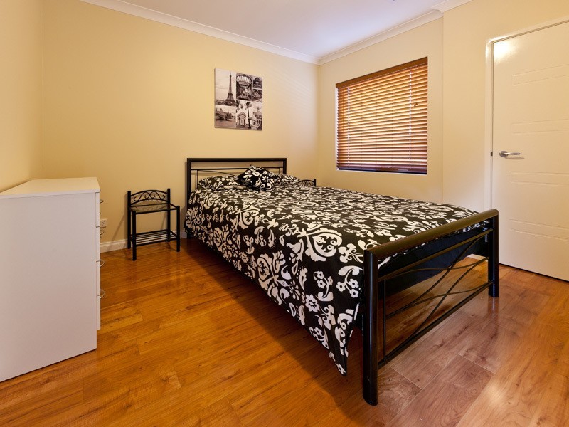 8 Pineknoll Gardens, Meadow Springs WA 6210