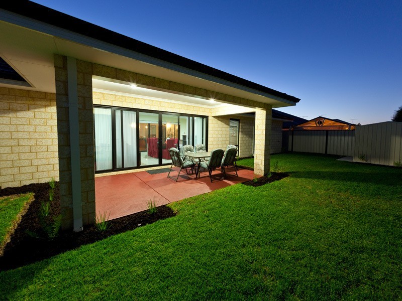 8 Pineknoll Gardens, Meadow Springs WA 6210