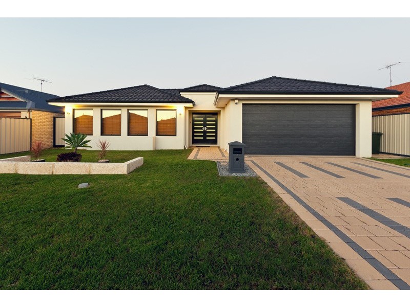 8 Pineknoll Gardens, Meadow Springs WA 6210